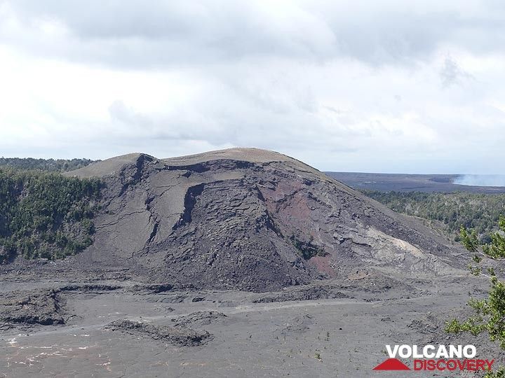 L'évent d'où le magma était éjecté dans de hautes fontaines de lave (jusqu'à 580 m de haut !) constitue rapidement ce grand cône de scories qui domine désormais le cratère Kilauea Iki. (Photo: Ingrid Smet)