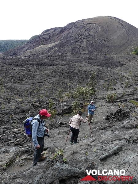 We make our way along the edge of the now cooled lava field towards the impressive 1959 scoria cone (Photo: Ingrid Smet)