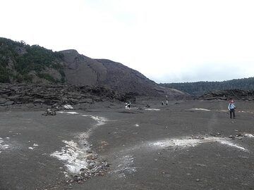 Entlang einiger Risse in der Oberfläche des Lavasees steigt Dampf auf und schlägt weiße Mineralisierungen nieder, die hauptsächlich aus Kalziumsulfaten und Kieselsäure bestehen (Photo: Ingrid Smet)