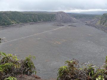 Last look back at Kilauea Iki crater and the path that we just walked across it (Photo: Ingrid Smet)