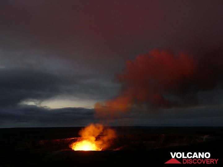 As dawn arrives and the sky gets increasingly light, the lava lake's red glow looses its intensity (Photo: Ingrid Smet)