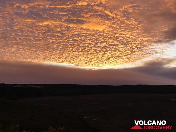 Le lever du soleil le matin du 10e anniversaire du retour d'un lac de lave dans le cratère Halema'uma'u est assez impressionnant ! (Photo: Ingrid Smet)