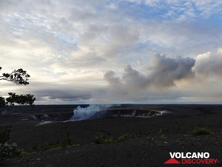 Once the sun is up there is no more red glow visible above Halema'uma'u vent, only a blueish plume of sulphur dioxide and water vapour suggest the presence of an actively boiling lava lake (Photo: Ingrid Smet)