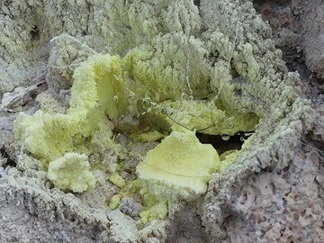 The droplets found at the sulphur deposits and fumarolic vents are (weak) sulphuric acid from which sulphur crystals can precipitate (Photo: Ingrid Smet)