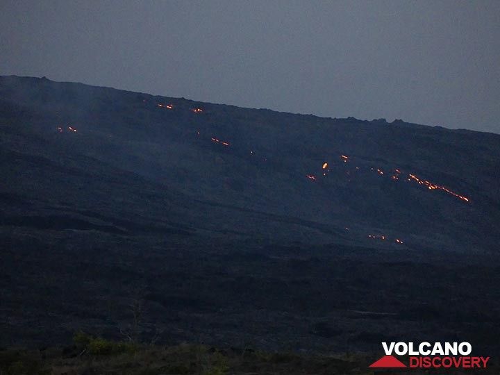 By the time we reach the end of the Chain of Craters road the sun has set and the active lava flows currently coming down the pali become visible as red glowing dots in the far distance (Photo: Ingrid Smet)