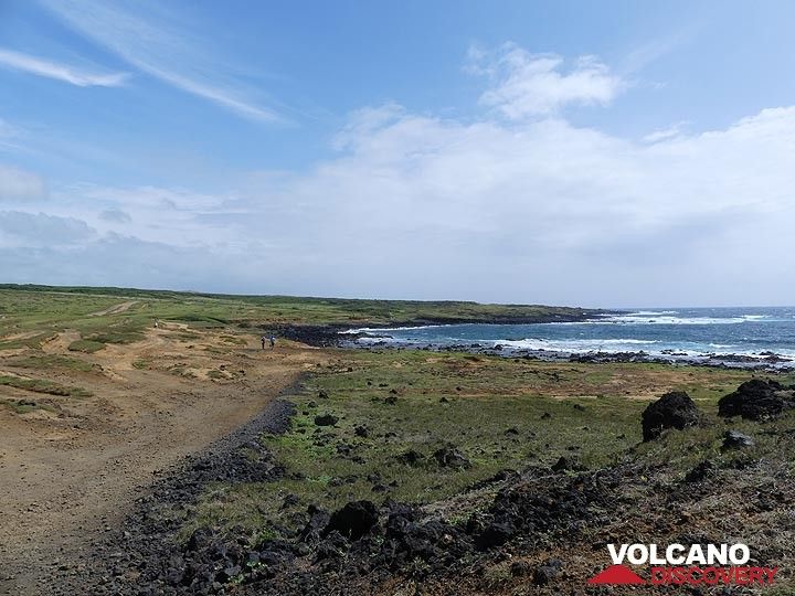 We hike along the coastline of this clearly much drier part of the Big Island towards Green Sand Beach (Photo: Ingrid Smet)