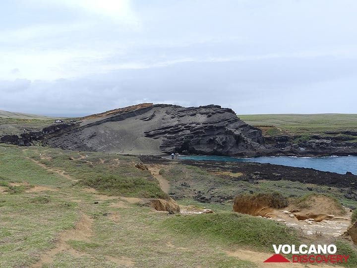 In der Ferne können wir bereits den Schlackenkegel sehen, der sich bei einem Rift-Ausbruch des Mauna Loa vor 10.000 Jahren gebildet hat und aus dem der grüne Sand entsteht (Photo: Ingrid Smet)