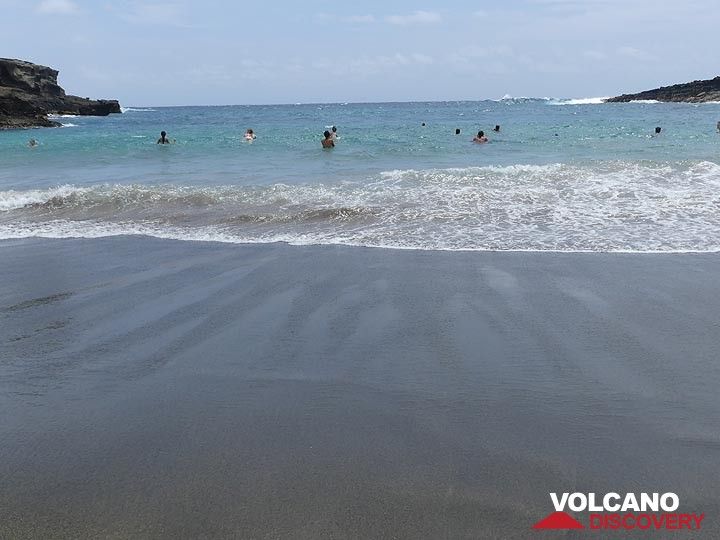 Bien qu'il s'agisse d'une petite baie à l'intérieur d'un cône de cendres, les vagues de la plage de Green Sands peuvent encore être très fortes. (Photo: Ingrid Smet)
