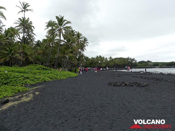La plage de sable noir est située au nord-est de la plage de sable vert et est entièrement construite de grains de lave noire. (Photo: Ingrid Smet)