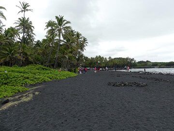 Black Sand Beach liegt nordöstlich von Green Sand Beach und besteht vollständig aus schwarzen Lavakörnern (Photo: Ingrid Smet)