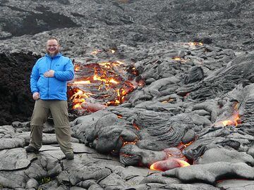 Geologist and VolcanoDiscovery tour guide Dr Ingrid Smet took a small group of travelers on a 7 days exploration of Kilauea shield volcano on the Big Island, Hawaii, from 17 to 23 March 2018. Below you find her photo diary of the VolcanoAdventures tour 'Pele's Fire and Myths' which explores both historic eruption sites of Kilauea as the ongoing volcanic activity at its summit and East Rift Zone as well as local fauna and flora, traditions and mythology.
Check our next group departures if you want to join in on one of our Hawaii volcano adventures and explore these fascinating volcanoes with one of our experienced volcano guides! (Photo: Ingrid Smet)