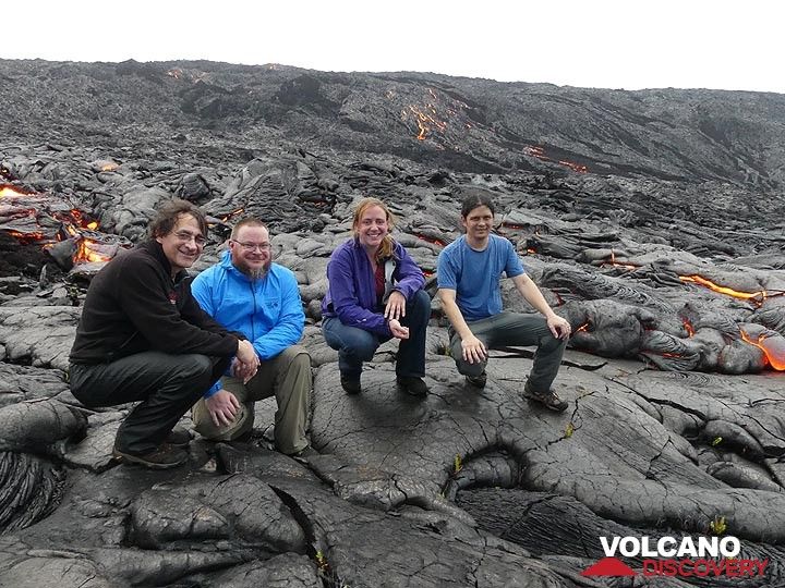Group foto upon arriving at a great location at the bottom of the pali where we will be observing numerous active lava flows for the following 3,5 hours! (Photo: Ingrid Smet)