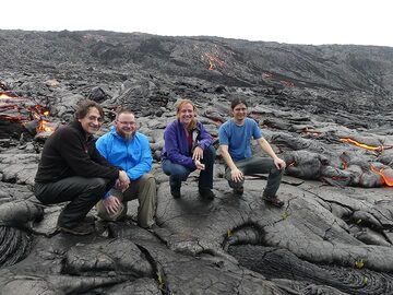 Group foto upon arriving at a great location at the bottom of the pali where we will be observing numerous active lava flows for the following 3,5 hours! (Photo: Ingrid Smet)