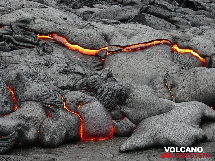 Unter der gerade abgekühlten Kruste einer aktiven Fließfront sickert frische Lava hervor (Photo: Ingrid Smet)