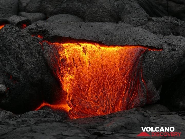Red hot pahoehoe lava oozing out from underneath a recently cooled crust (Photo: Ingrid Smet)