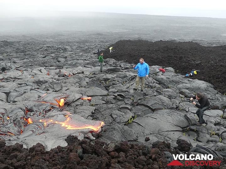 The active pahoehoe lava flow fronts that we found are advancing right next to an older aa lava flow (blocky dark lava to the right and in the foreground) (Photo: Ingrid Smet)
