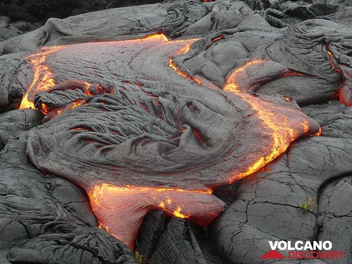 As the crust of a lava flow cools whilst its interior is till moving forward, it gets crumpled and spun into intricate textures (Photo: Ingrid Smet)