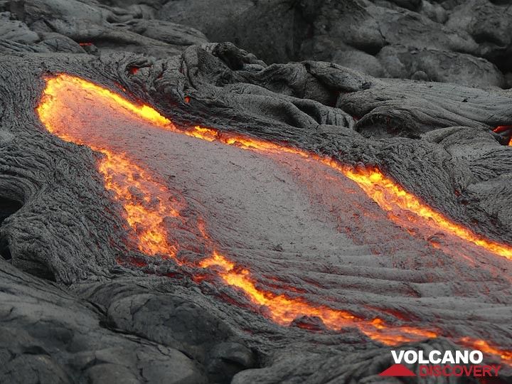 Pahoehoe lava flow channel with quickly forming ropey crust (Photo: Ingrid Smet)
