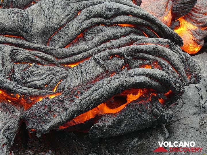Close up of an intricately folded ropey lava crust and its still glowing hot interior (Photo: Ingrid Smet)