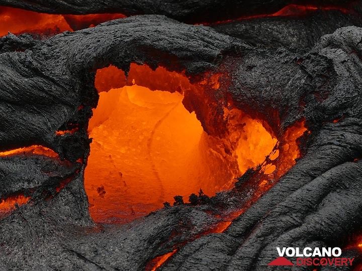 Zoom into the red hot and still liquid interior of an active pahoehoe lava flow (Photo: Ingrid Smet)