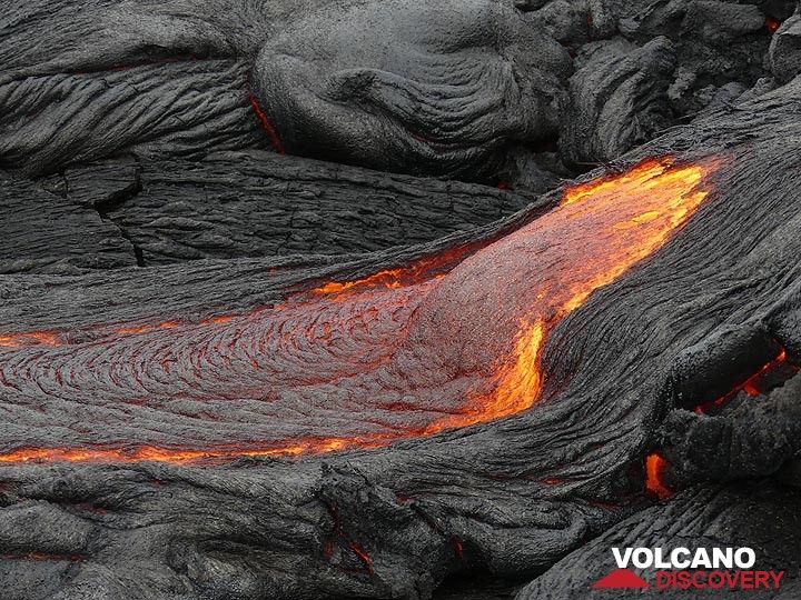 When there is a steeper gradient, new break outs creat fast flowing rivers of molten pahoehoe lava (Photo: Ingrid Smet)