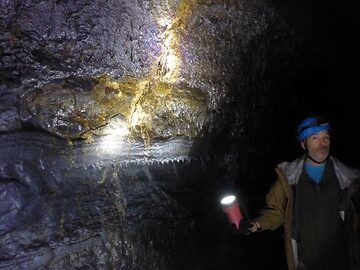 On the third day we explore a part of the largest lava cave system in the worl at Kazumura caves (Photo: Ingrid Smet)