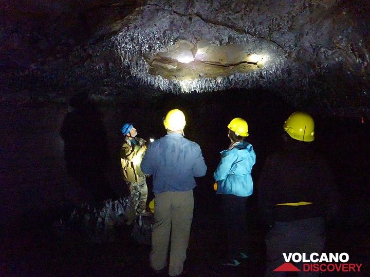 Exploring the Kazumura lava caves (Photo: Ingrid Smet)
