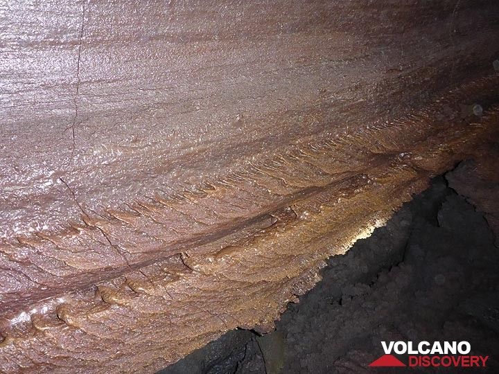 Les parois de certaines parties de la grotte de lave montrent cette texture intéressante qui s'est formée au cours de différentes phases de lave s'écoulant à travers le tunnel à différentes vitesses et niveaux. (Photo: Ingrid Smet)