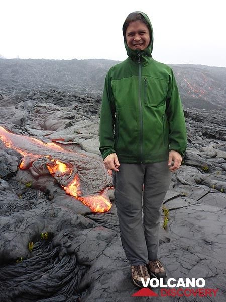 Philip Ong, our experienced active lava flows guide, trying to dry up a little close to the active lava flows (Photo: Ingrid Smet)