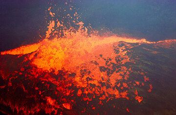 Degassing often takes place at the margins of the lava pond. (Photo: Tom Pfeiffer)