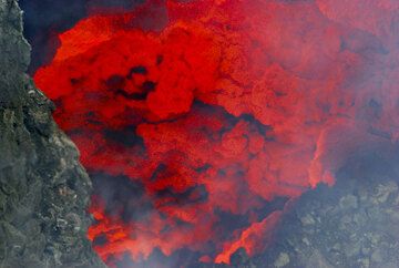 View onto the glowing walls above a section of the lava lake. (Photo: Tom Pfeiffer)