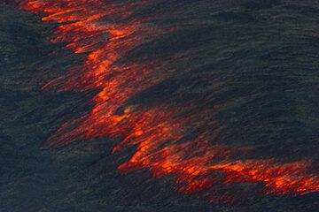 Rifting section of the thin crust on the lava lake. (Photo: Tom Pfeiffer)