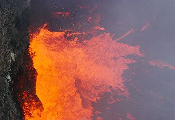 Splashing lava shoots over the darker crust (Photo: Tom Pfeiffer)