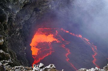 Wide-angle view of the lava pond (Photo: Tom Pfeiffer)