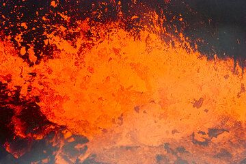 Degassing lava fountain at a lava pond of Kilauea's Puu Oo crater (Photo: Tom Pfeiffer)