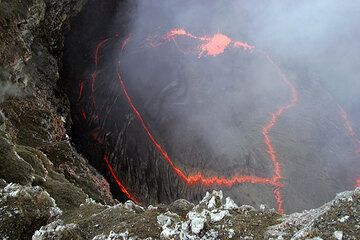 Small lava lake in Pu'u 'O'o' crater on Kilauea volcano's eastern rift zone (Photo: Tom Pfeiffer)