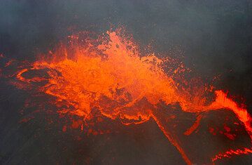 Lava fountain inside a lava lake in Pu'u 'O'o crater in March 2006 (Photo: Tom Pfeiffer)