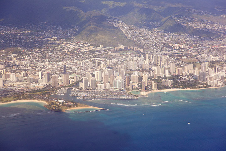 On quitte Oahu avec la vue sur Waikiki (Photo: Tom Pfeiffer)