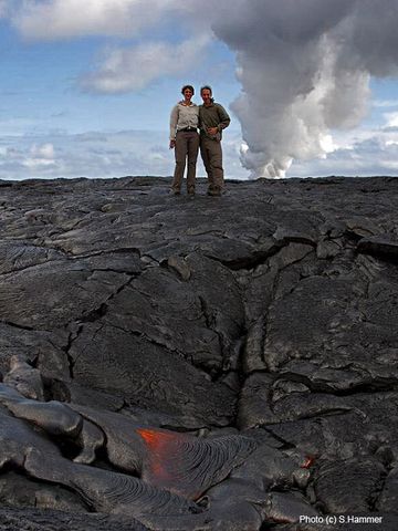 Egon y Sabine de pie sobre un flujo de lava activo (Photo: Sabine Hammer)