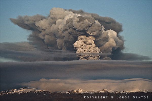 El penacho de ceniza generado por la erupción del Eyafjallajökull en abril de 2010. (Photo: Jorge Santos)