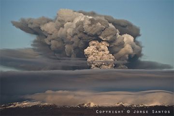 The ash plume generated by Eyafjallajökull's eruption in April 2010. (Photo: Jorge Santos)