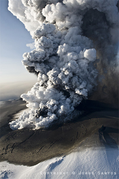 El penacho de ceniza generado por la erupción del Eyafjallajökull en abril de 2010. (Photo: Jorge Santos)