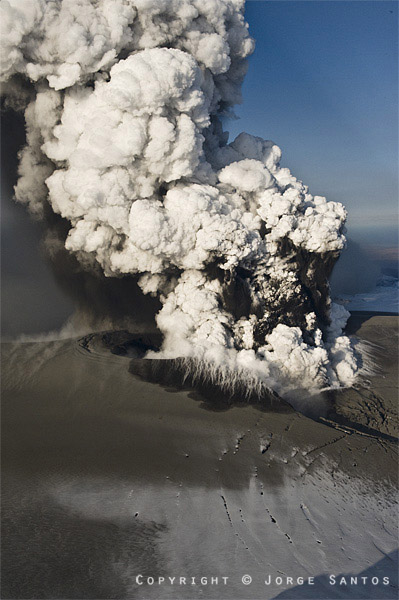 Ash column from the initial stage of the 2010 Eyjafjallajökull eruption on Iceland (Photo: Jorge Santos)