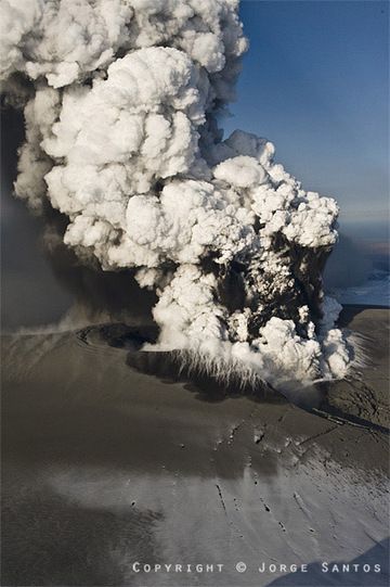 Aschesäule aus der Anfangsphase des Eyjafjallajökull-Ausbruchs 2010 auf Island (Photo: Jorge Santos)