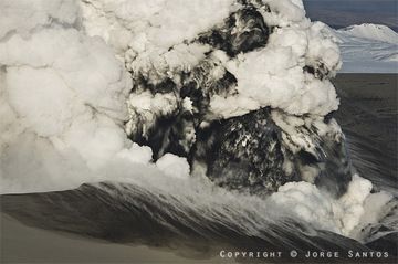 Phreatomagmatic explosions at the summit crater (Photo: Jorge Santos)