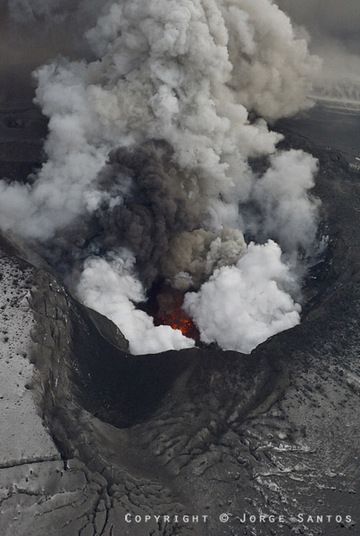 Activité explosive dans le cratère (Photo: Jorge Santos)
