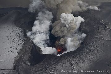 Strombolian activity in the crater of Eyjafjallajökull volcano during its eruption in 2010 (image taken on 19 April) (Photo: Jorge Santos)