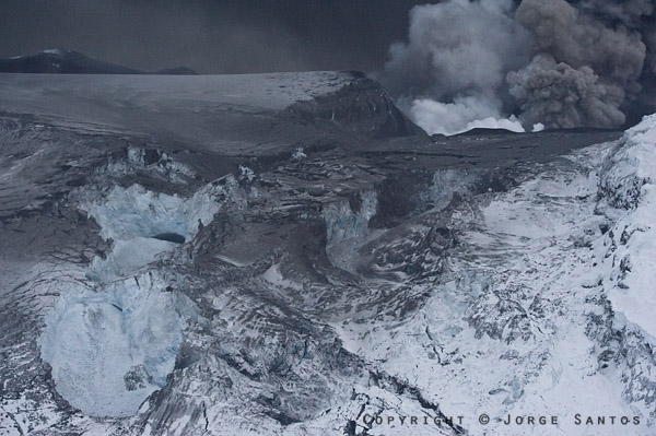 Eyjafjallajökull in eruption April 2010 (Photo: Jorge Santos)