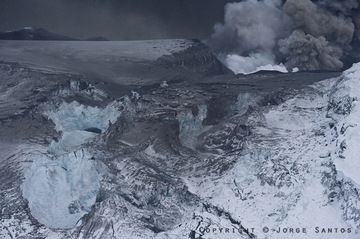 Eyjafjallajökull im Ausbruch April 2010 (Photo: Jorge Santos)