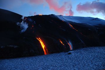 Sonnenuntergang und Lavafall
1. April 2010 (Photo: Steve Hunt)